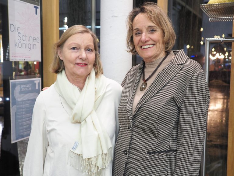 Theaterfreundinnen Marie-Rose Rodewald-Cerha und Elisabeth Türk-Saggel. 