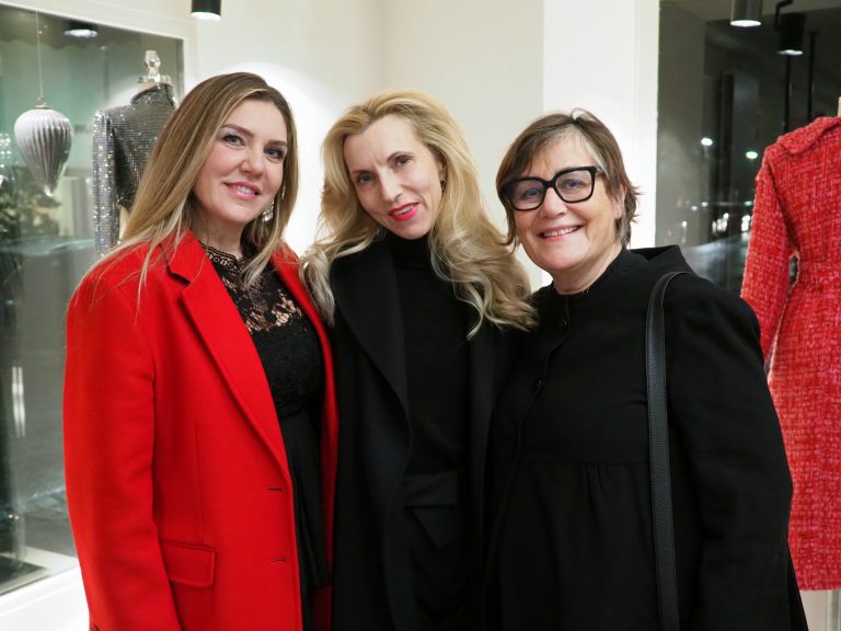 Medizinerin Barbara Niederer (M.) mit den Assistentinnen Rukiye Imik und Helga Zumtobel.