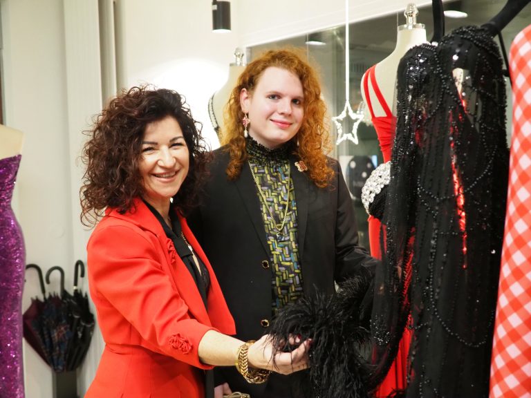 Unter den Gästen: Designerin Regina Adelmut (l.) und Modemacher Maximilian Füssl.