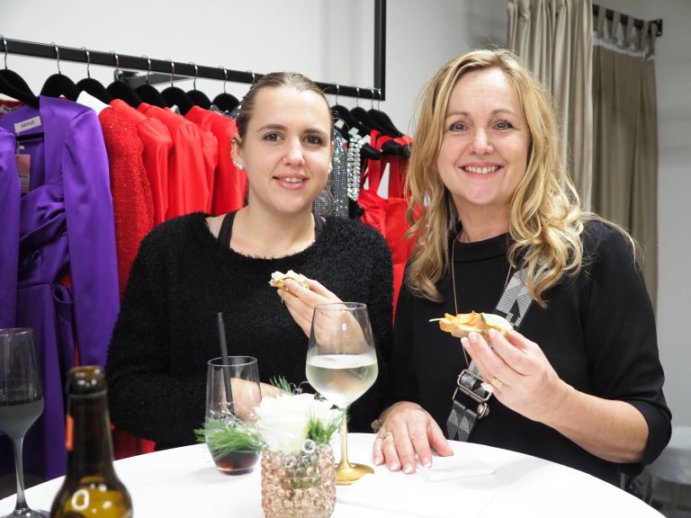 Unter den Gästen: Angelina Dür (l.) und Irene Mathis-Dür.