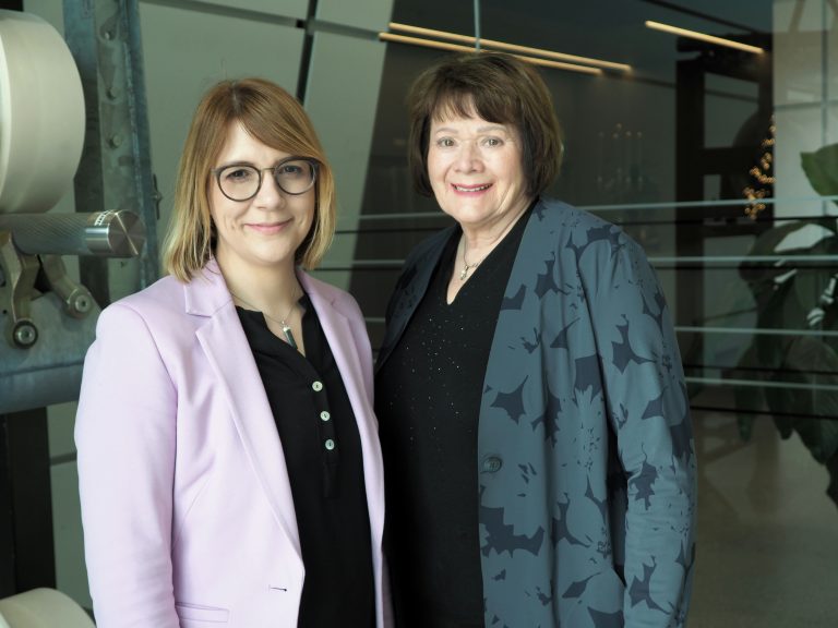 Amtsleiterin Verena Rupp (l.) und Bürgermeisterin Irmgard Hagspiel (Kennelbach).