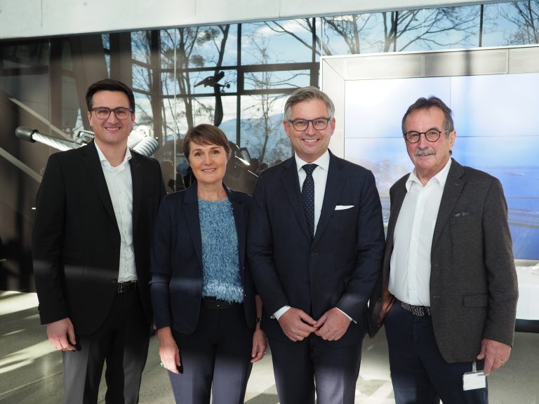 Finanzminister Magnus Brunner (2. v.r.) mit CFO Michael Köb , Bürgermeisterin Angelika Moosbrugger und Walter Eberle. SIE