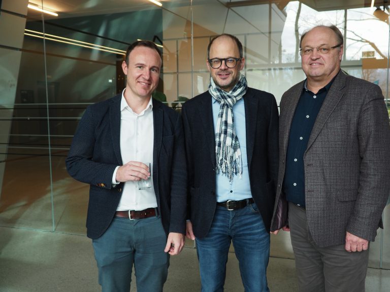 (V. l.) Stefan Oberhauser (Gebrüder Weiss) sowie Amtsleiter Martin Vergeiner (Wolfurt) und Bürgermeister Elmar Rhomberg (Lauterach).