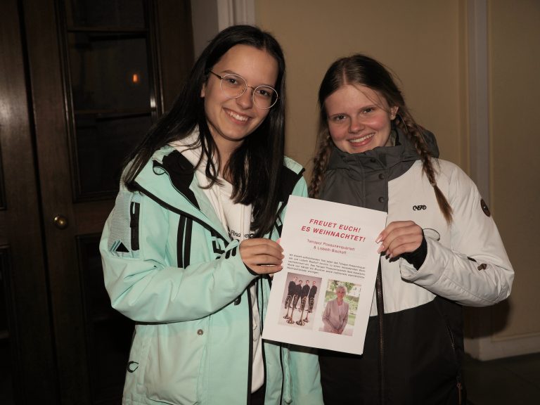 Unter den Besuchern: Pia Gebhart und Hannah Gärtner.