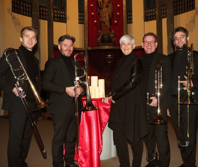 Lisbeth Bischoff mit den Posaunisten Alexander Pasolli, Volker Bereuter, Wolfgang Bilgeri und Andreas Hofer beim Weihnachtskonzert in der Maria-Hilf - Kirche in Bregenz. <span class="copyright">VN/Juen</span>