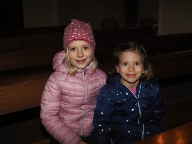 Die jüngsten Zuhörerinnen Lara und Anna Lena.