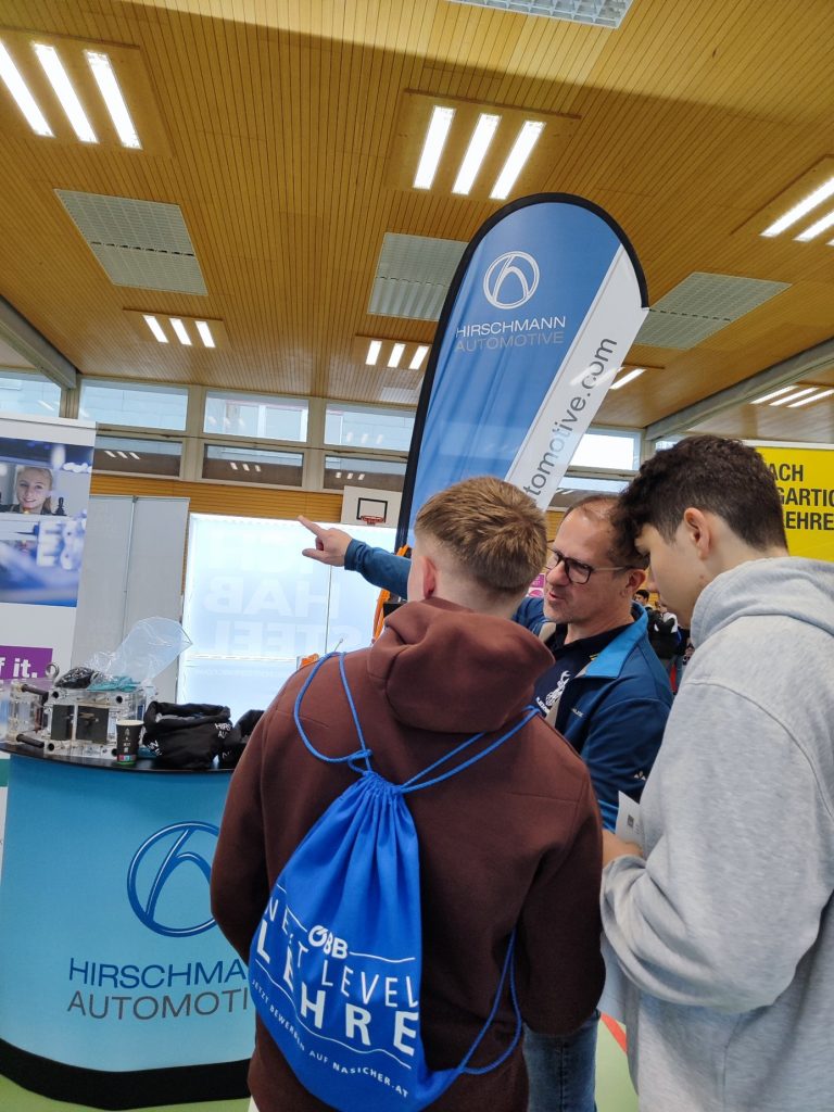 An den Ständen erhalten die Schüler: innen Informationen zum Betrieb und der Lehrausbildung.