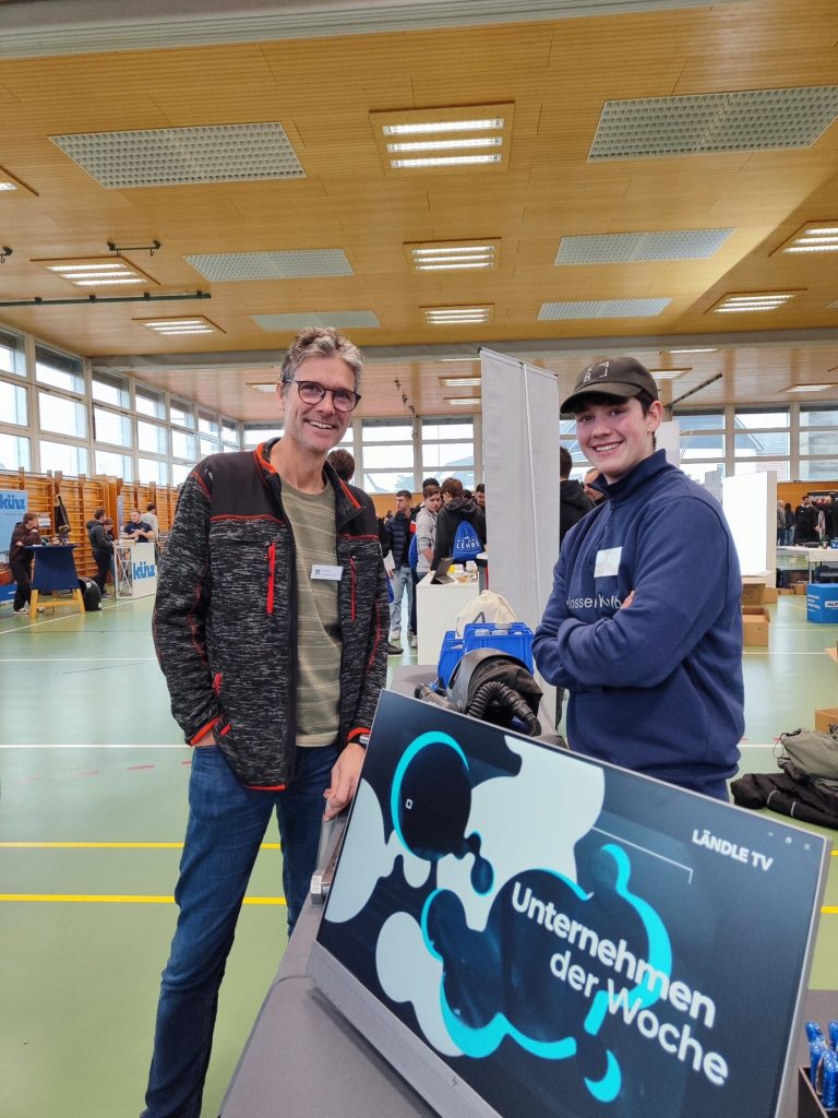 Robert Schwärzler freut sich, seinen ehemaligen Schüler Fabio Petek auf der Messe begrüßen zu dürfen.