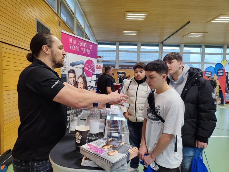 Zahlreiche Lehrbetriebe, wie hier die Offsetdruckerei Schwarzach, präsentierten sich den PTS-Schülern.<span class="copyright">SIS </span>