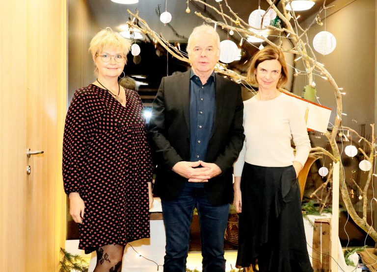 Die Künstler Ilona Wörnhör (Violine, Gesang), Wolfgang Troy und Susanne Scheier (Gitarre, Gesang) (v. l.).