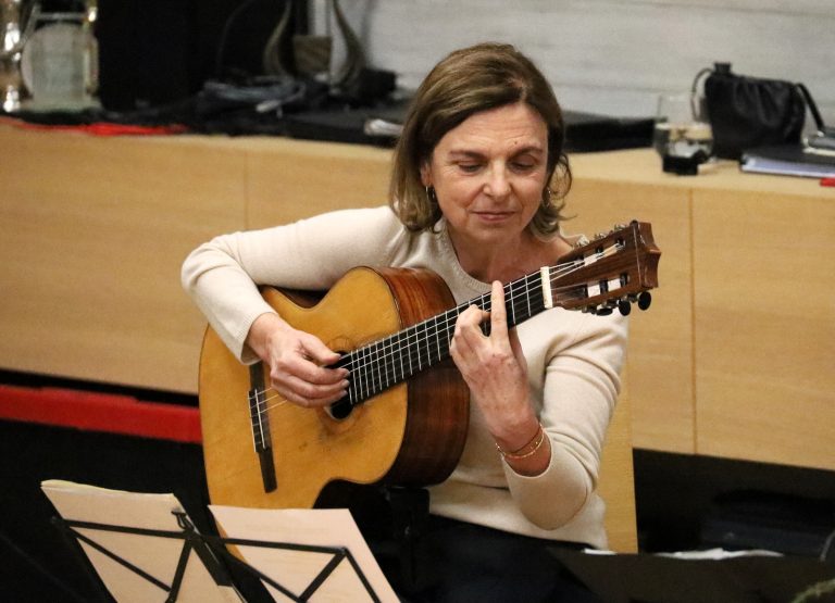 Künstlerin Susanne Scheier (Gitarre, Gesang).
