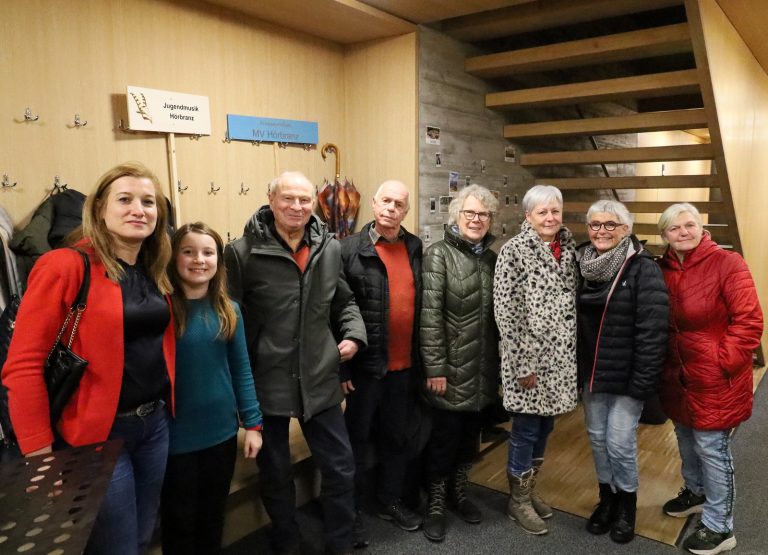 Besucherinnen und Besucher bei O Pannenbaum – O Tannenbaum