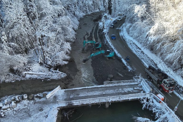 Noch keine Entwarnung nach Hangrutsch beim Conrad Sohm in Dornbirn. »A8