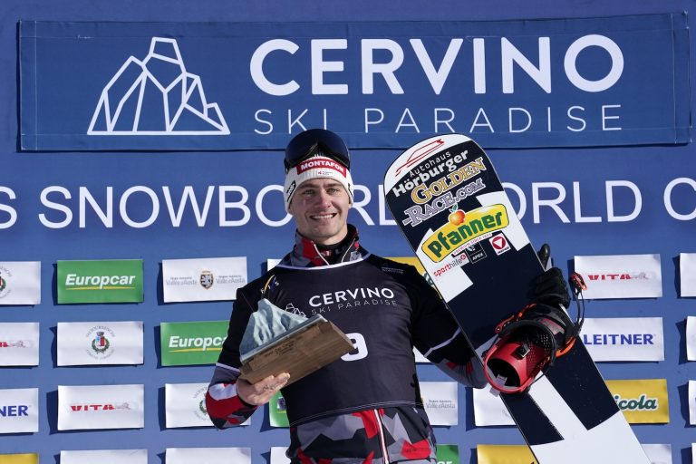 Alessandro Hämmerle mit dem Matterhorn-Pokal. <span class="copyright">Marco Tacca</span>