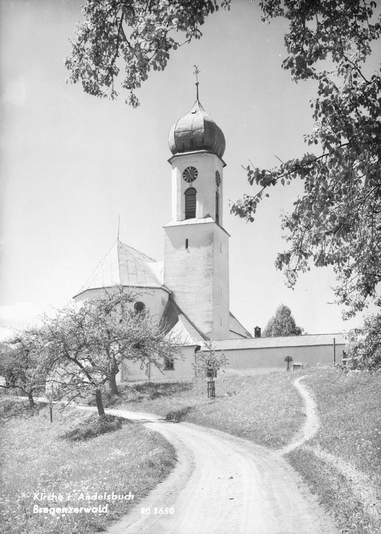 Dort, wo heute die Pfarrkirche steht, befand sich bereits im 11. und 15. Jahrhundert ein hölzerner Vorgängerbau. Durch Iganz Beer wird 1718 die Kirche unter Verwendung gotischer Bauteile neu errichtet. Das Bild zeigt die Pfarrkirche 1978.<span class="copyright">Rhomberg/volare</span>