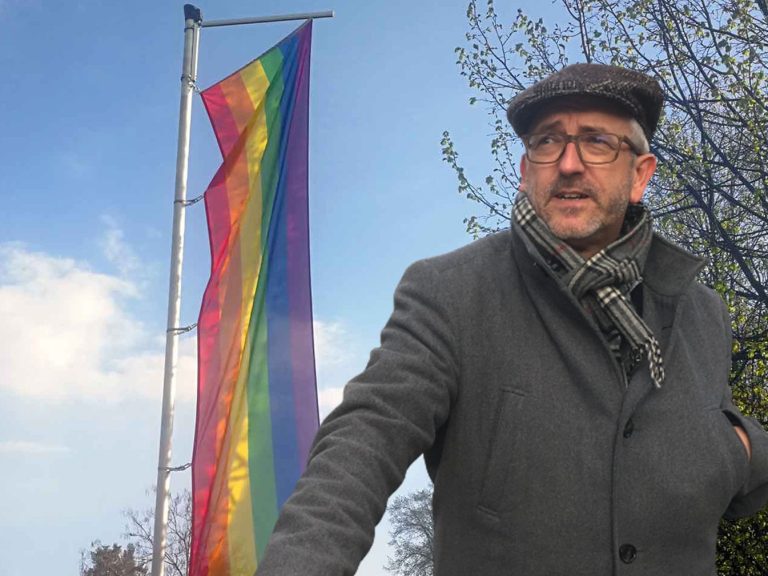 Der evangelische Pfarrer Ralf Stoffers vor der Regenbogenfahne, die in der Nacht auf Sonntag gestohlen wurde. <span class="copyright">vol.at/mayer</span>