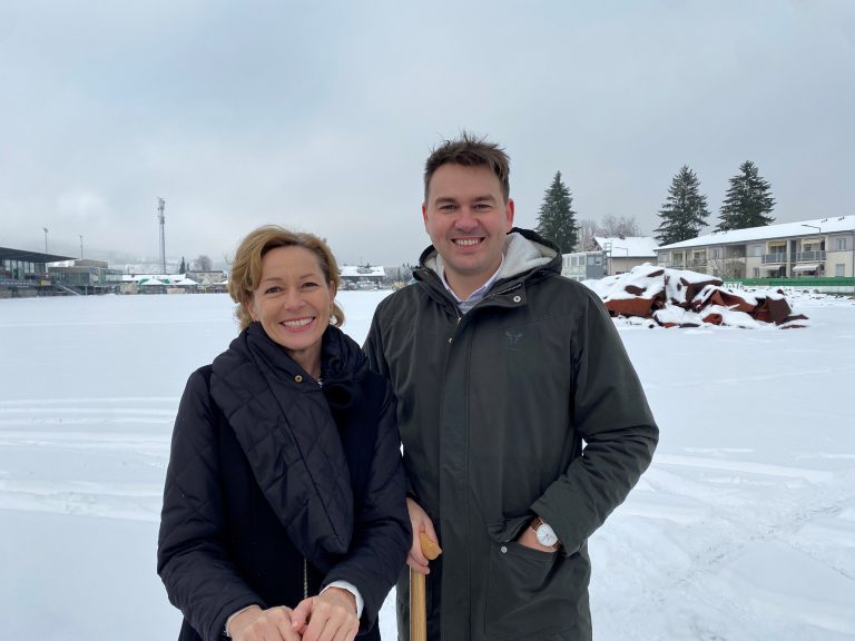 Sport-LR Martina Rüscher und Lustenaus Sportreferent Mathias Schwabegger.
