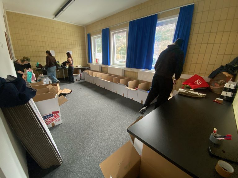Kartonweise werden die Spenden nun in die Grenzgebiete gebracht. <span class="copyright">SOS Balkanroute</span>