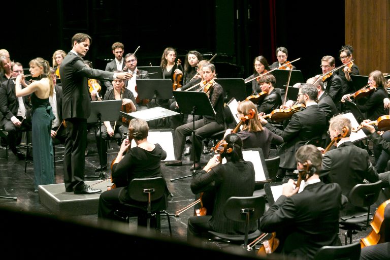Die Interaktion vom Orchester mit der Flötistin war hervorragend.