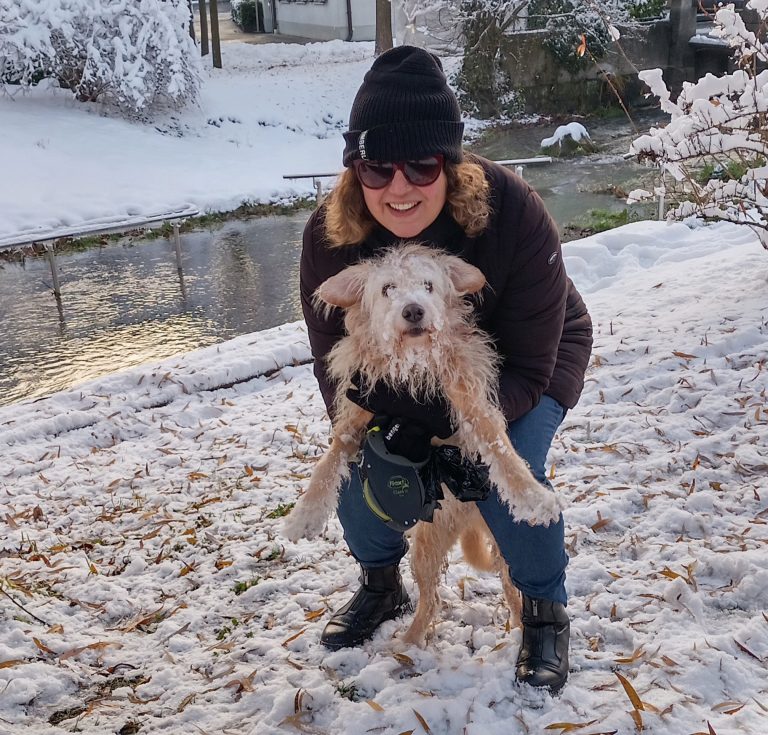 In der Freizeit gehören ausgedehnte Spaziergänge mit dem Familienhund fix dazu.