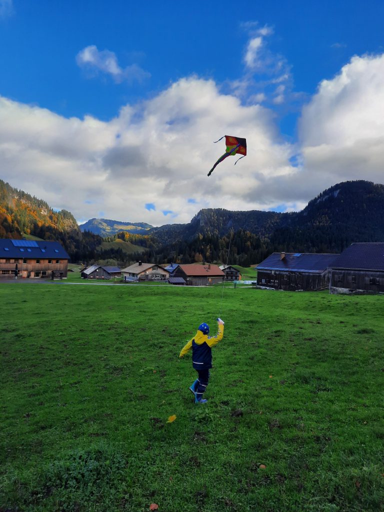 Drachen steigen lassen in der Traumlandschaft bei Schönenbach. Amalia und ihre Kinder verbrachten dort unbeschwerte Ferientage. <span class="copyright">Kinderdorf</span>
