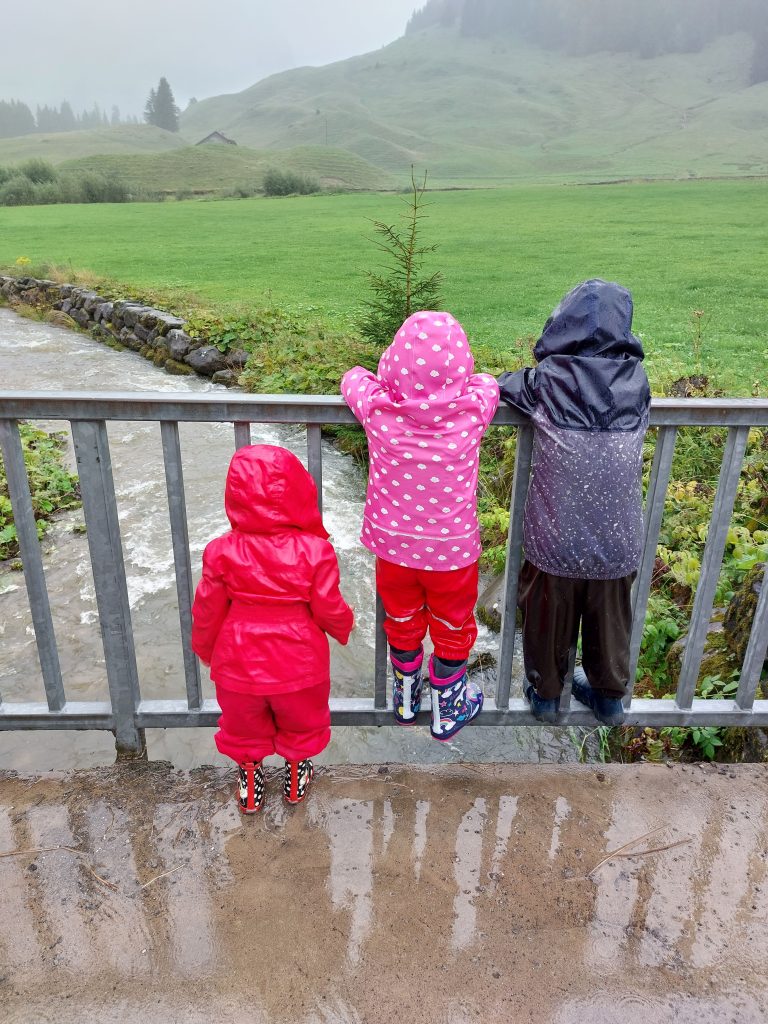 Auch bei Regen kann es in einer Naturlandschaft kurzweilig sein. Die drei Kinder von Amalia Repp hatten ihren Spaß.