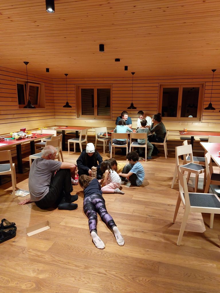 Und wenn das Wetter dann doch zu unwirtlich ist, bietet das neu errichtete Ferienheim in Schönenbach auch innen einiges. <span class="copyright">Kinderdorf</span>
