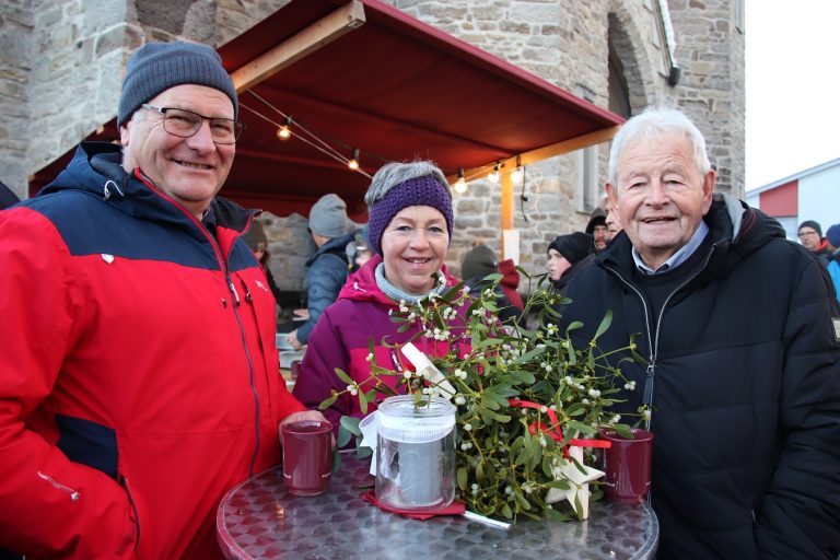Geselligkeit mit Glühwein: Egon und Brigitte Winder mit Christoph Unterpirker.