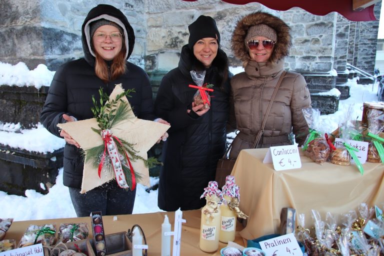 Fabienne, Elke und Kerstin am Stand des Elternvereins.