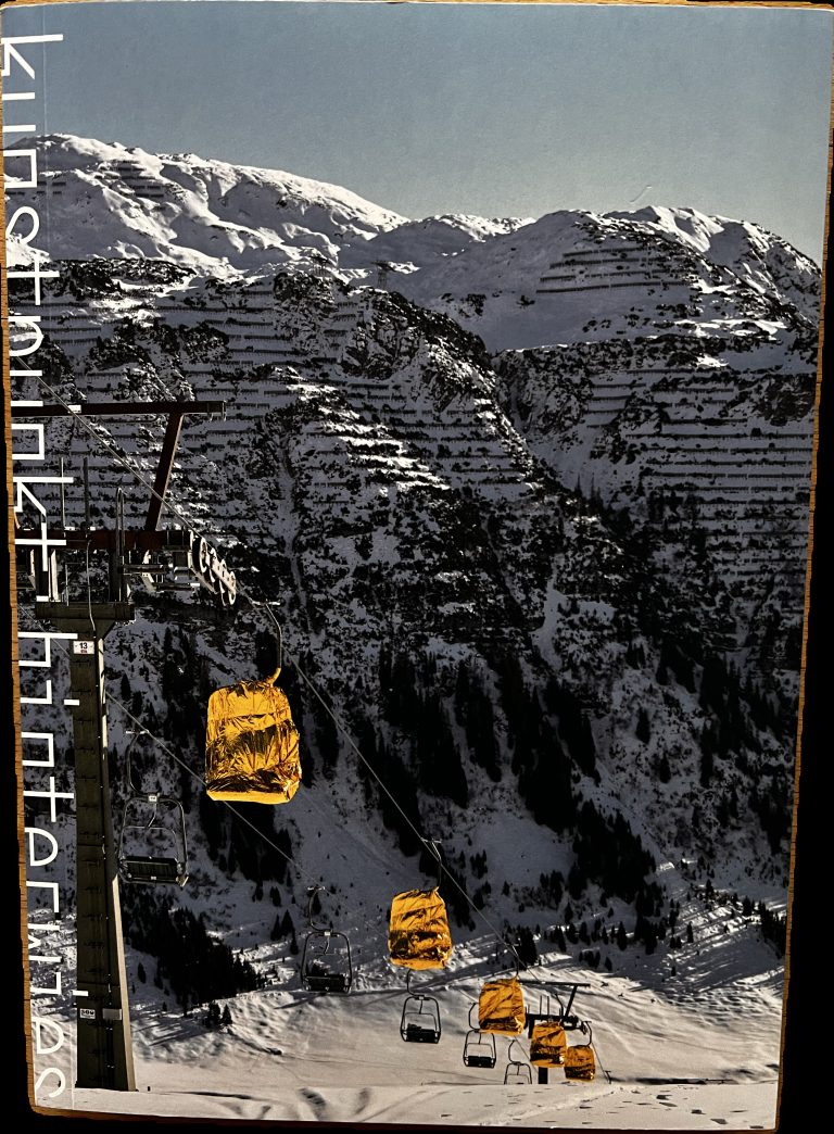 Das Titelbild zeigt die Sessellifte der Schlosskopfbahn mit goldfarbenen Rettungsdecken.  <span class="copyright">Gregor Koller</span>