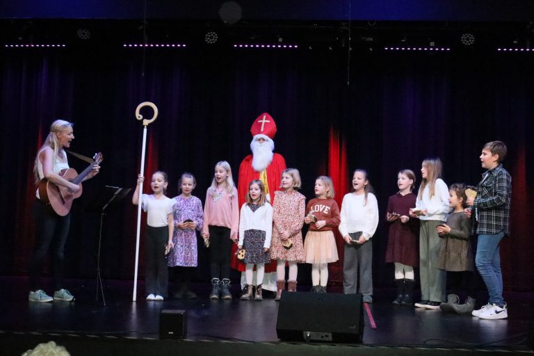 Das Kinderchörle stimmig mit dem Überraschungsgast Nikolaus.