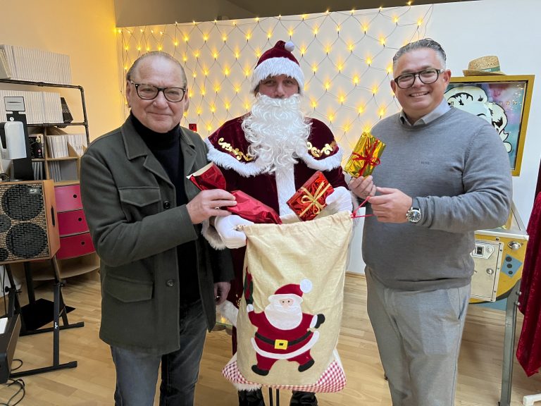 Silvio Raos, Nikolaus Willi Greber und Marcus Raos zelebrierten den wiederbelebten Atelierhock. Franc