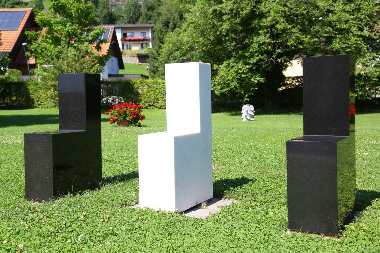 Tone Finks Skulpturen vor der Villa Falkenhorst.<span class="copyright"> Bernd Hofmeister</span>