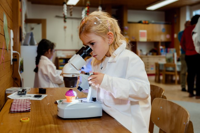 Knapp 100 spannende Experimente können in den Spürnasenecken entdeckt werden.