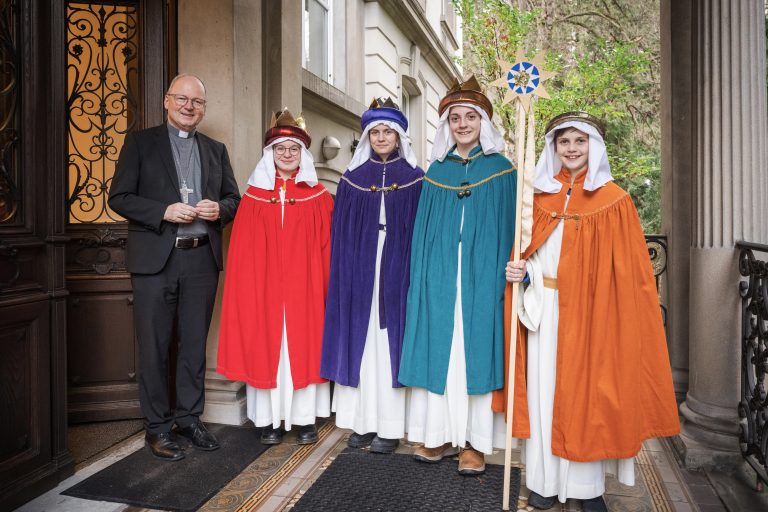 Nach dem Auftaktbesuch bei Bischof Benno Elbs geht es für die Sternsinger nun wieder bis 7. Jänner auf Tour. <span class="copyright">Katholische Kirche Vorarlberg/Andreas Haller</span>