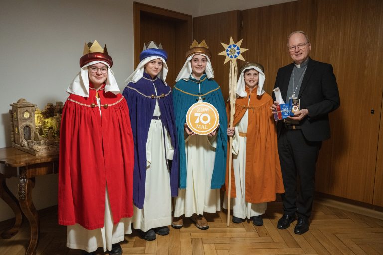 Bischof Benno Elbs outete sich wieder als Sternsingerfan und lud den königlichen Jubiläumsbesuch ins Bischofshaus. <span class="copyright">Katholische Kirche Vorarlberg/Andreas Haller </span>