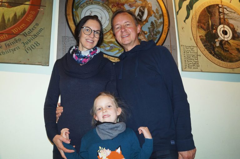 Susanne und Andreas Erath kamen mit Tochter Josefine.
