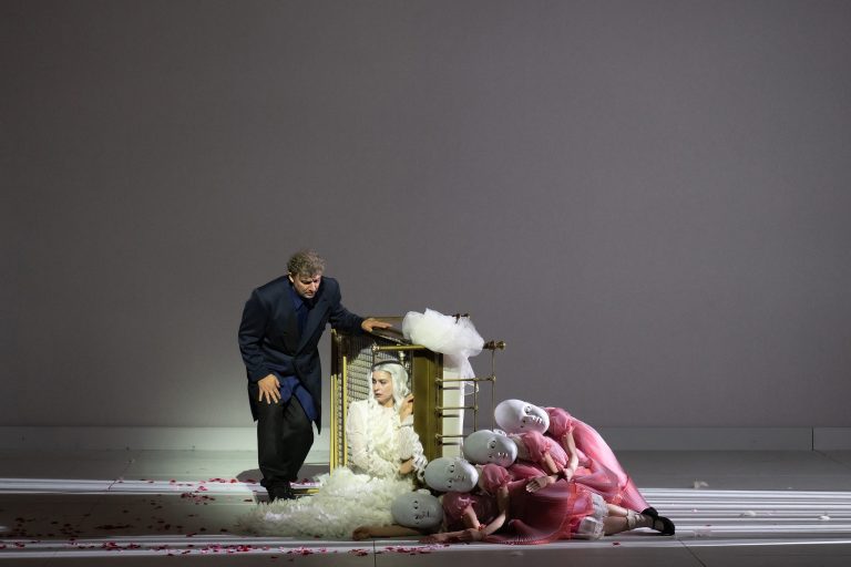 Bühnenbildner Etienne Pluss und Kostümbildnerin Ursula Kudrna tragen zur visuellen Gestaltung bei.<span class="copyright">MONIKA RITTERSHAUS</span>