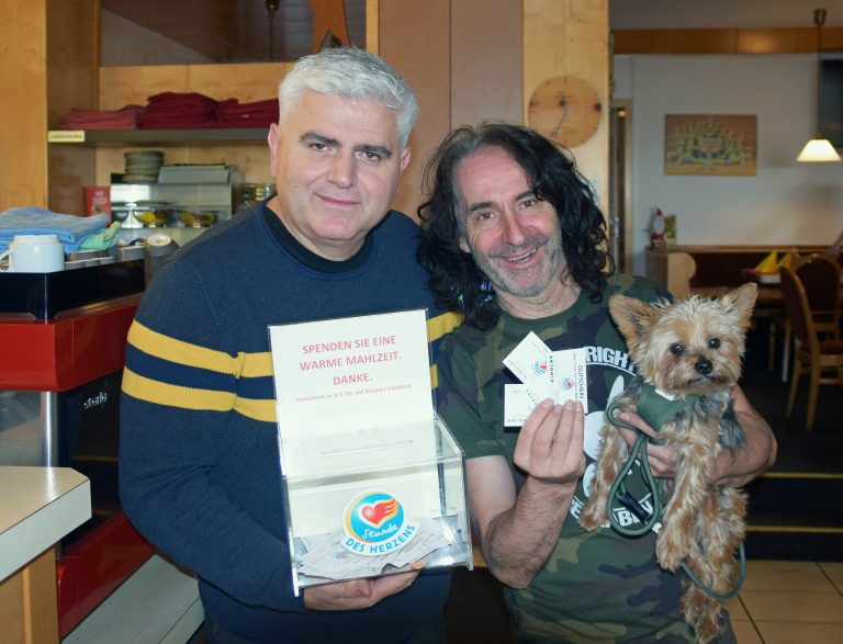 Gemeinsam mit „Stunde des Herzens“-Obmann Joe Fritsche (r.) führt Avni Pllana die Aktion “Spenden Sie eine warme Mahlzeit" durch. <span class="copyright">SDH</span>