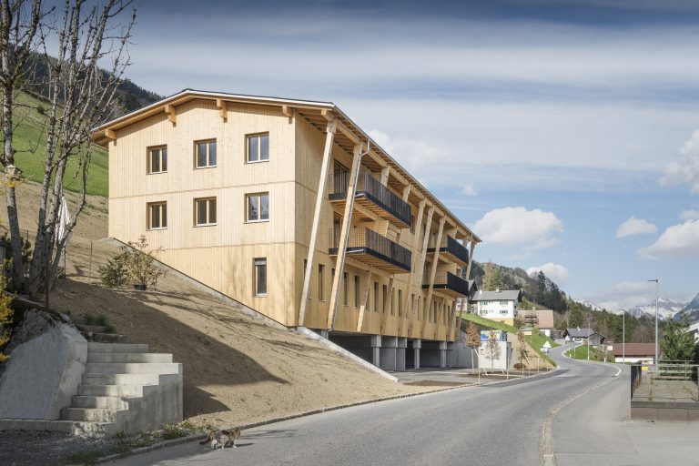 Projekt in Blons mit acht Wohnungen und einem Geschäftslokal.
