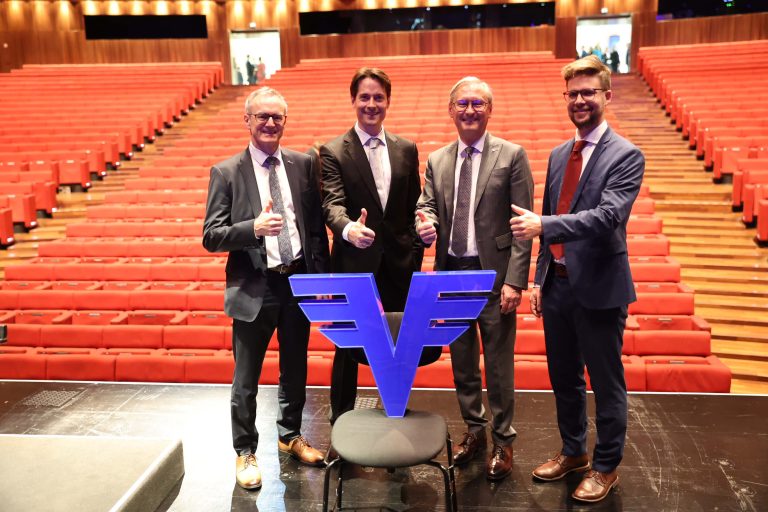 Vorstand Helmut Winkler, Dirigent Leo McFall, Vorstandsvorsitzender Gerhard Hemal und Orchester-GF Sebastian Hazod. ame