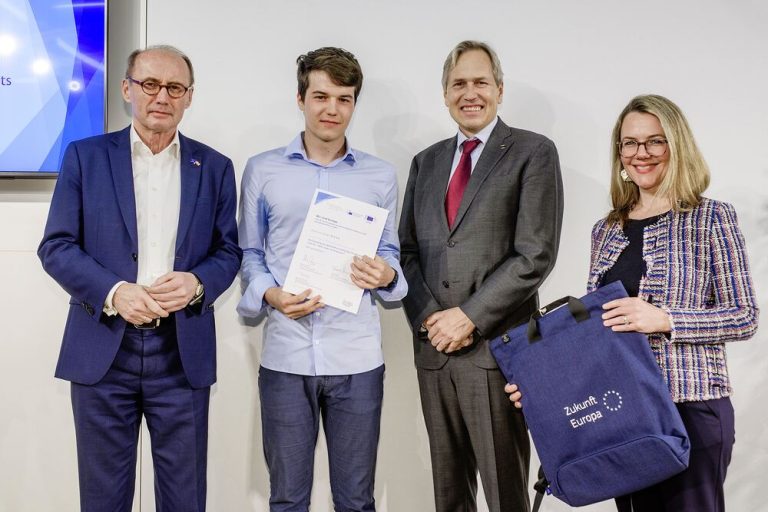 Raffael Hartmann bekommt von Othmar Karas (Vizepräsidenten des Europäischen Parlaments) und Frank Piplat (Leiter des Verbindungsbüros des Europäischen Parlaments in Österreich) und Adina Hoffmann-Reumüller (Vertretung EK) den „Wir sind Europa“-Preis im Oktober 2023 verliehen. <span class="copyright">Horst Dockal</span>
