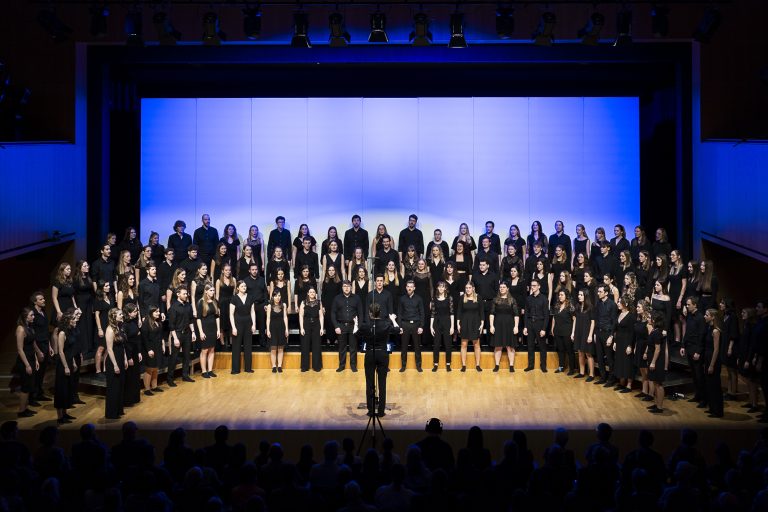 Der Landesjugendchor Voices wurde in der seit Wochen restlos ausverkauften Kulturbühne AmBach bejubelt. 