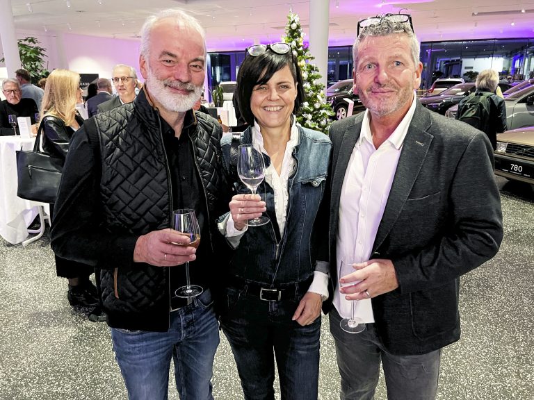 Volvo-Koryphäe Arno Ender mit Gattin Heidi und Mentalcoach Mathias Berthold.