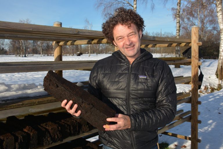 Bodenexperte Walter Fitz mit einer Torfscholle im Lauteracher Ried. <span class="copyright">AFP</span>