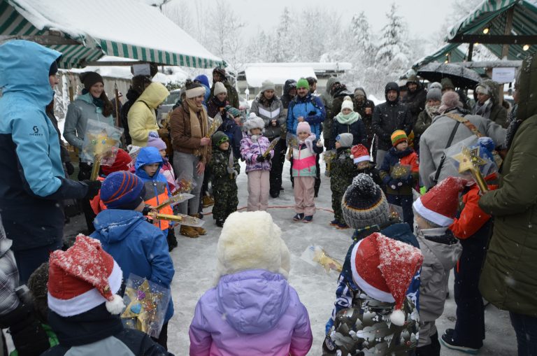 Kinder des Kindergarten Außerbraz überraschten die Besucher mit Liedern und Gedichten.