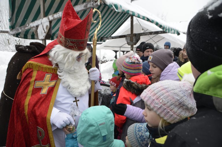 Der Besuch vom Nikolaus erfreute die kleinen Besucher.