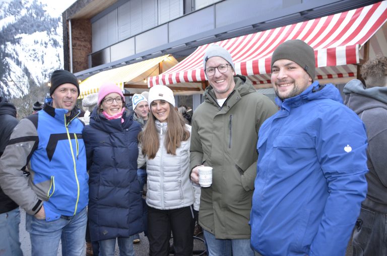 Ein Treffpunkt für die Einheimischen war der Waldner Weihnachtsmarkt.