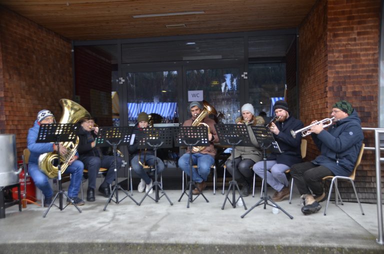 Ein Ensemble der Harmoniemusik Walds sorgte für passende Stimmung.