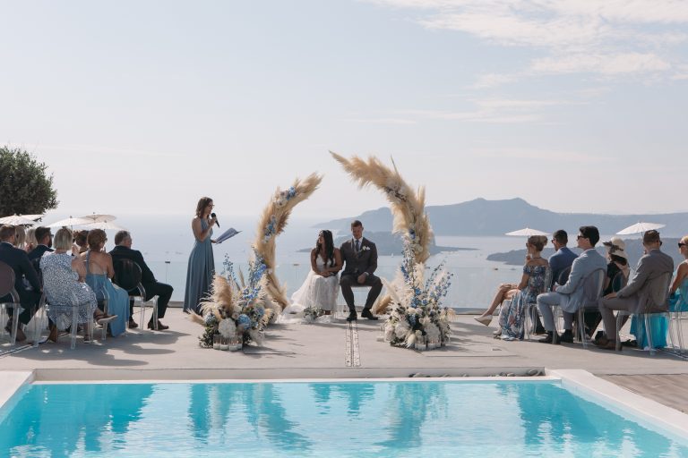 Sogar bis nach Santorini wurde sie zu einer freien Zeremonie mitgenommen. <span class="copyright">Wilcen-Weddings</span>